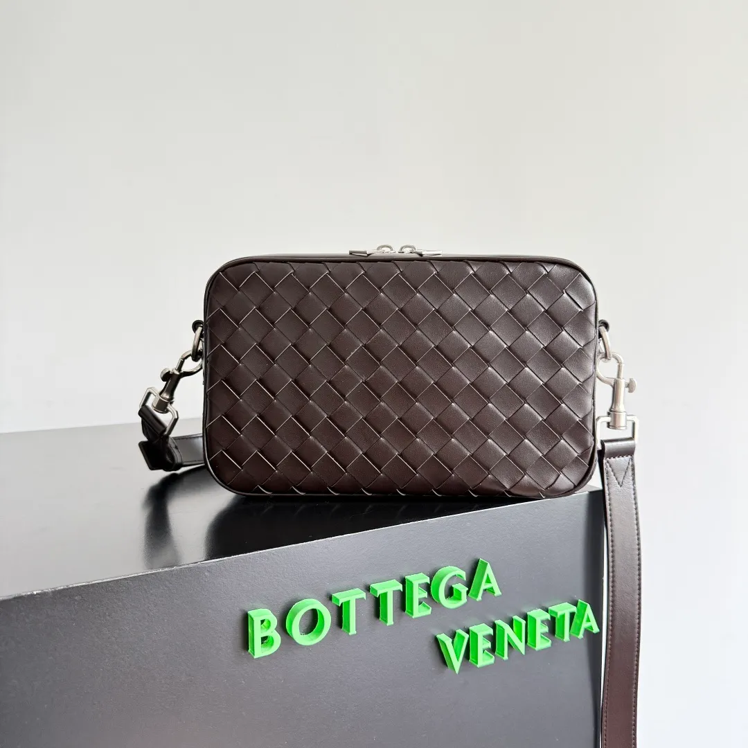 Batch 1820 BOTTEGA VENETA small INTRECCIATO woven camera bag This bv classic camera bag is a further evolution of classic woven technology, combining practicality and fashion, perfectly meeting multi-purpose needs! Classic leather handmade. Lightweight and large capacity. The shoulder strap is removable and adjustable. In addition to being worn cross-body, it can also be placed in the suitcase as a toiletry bag. It is very convenient for daily storage and classification. It also has hanging accessories to show your personality. No matter how complicated the world is, as long as you have a bag with you, everything will become better. Style number: 755923 Size: 24.5*15*6cm